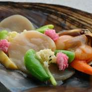 華やかで春らしい『タイラ貝』。アオヤギ、竹の子、そら豆、スナップエンドウ、カリフローレ、さくらの塩漬けがのっている。フレッシュな香りと、ホンビノス貝をつかった合わせ出汁の優しい味わいが楽しめる。