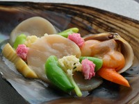 華やかで春らしい『タイラ貝』。アオヤギ、竹の子、そら豆、スナップエンドウ、カリフローレ、さくらの塩漬けがのっている。フレッシュな香りと、ホンビノス貝をつかった合わせ出汁の優しい味わいが楽しめる。