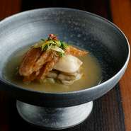 原ビレという乾物から水で戻す技術は、修業時代からの賜物です。フカヒレのゼラチン質をほどよく残したまま、香りを消さずに臭みだけを消す、その狭間を狙います。