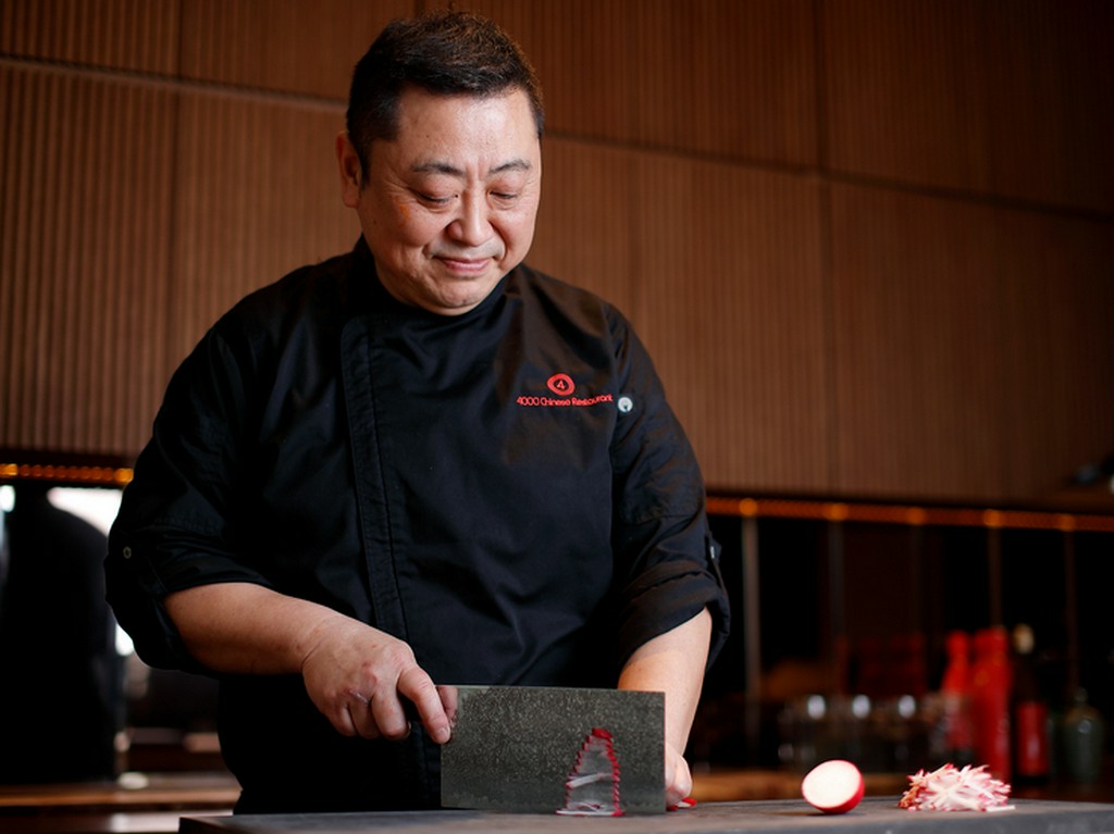 お客様と会話しながら料理を提供する