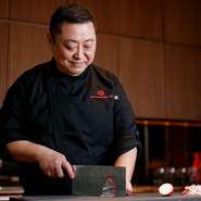 お客様に圧迫感を与えずに、会話を楽しめる空間を心がけています。カウンターでは、食べている時のお客様の表情を見ながら、自分の料理が正しいのかも見極めていますね。