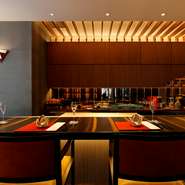 お客様とざっくばらんに話しながら料理のプレゼンをしています。料理を「知る」ことで、より味わい深く楽しんでいただければ嬉しいですね。