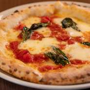 イタリアから空輸したイタリア小麦とフレッシュモッツアレラがのった定番ピッツァ。本場ナポリの一流ピザ窯メーカーが手がけた特別仕様のピザ窯で焼き上げられており、外はカリッと、中はもちっとした食感です。