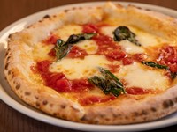 イタリアから空輸したイタリア小麦とフレッシュモッツアレラがのった定番ピッツァ。本場ナポリの一流ピザ窯メーカーが手がけた特別仕様のピザ窯で焼き上げられており、外はカリッと、中はもちっとした食感です。