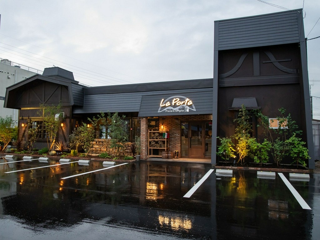 シックでおしゃれな外観。広々とした駐車場付き