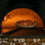 短時間で香ばしくピッツァを焼き上げる、こだわりのピザ窯