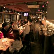 女子会、誕生日会、コンパなどゆったり飲みたい方には、テーブル席がおすすめ。宴会・パーティーは最大45名様迄OKです。