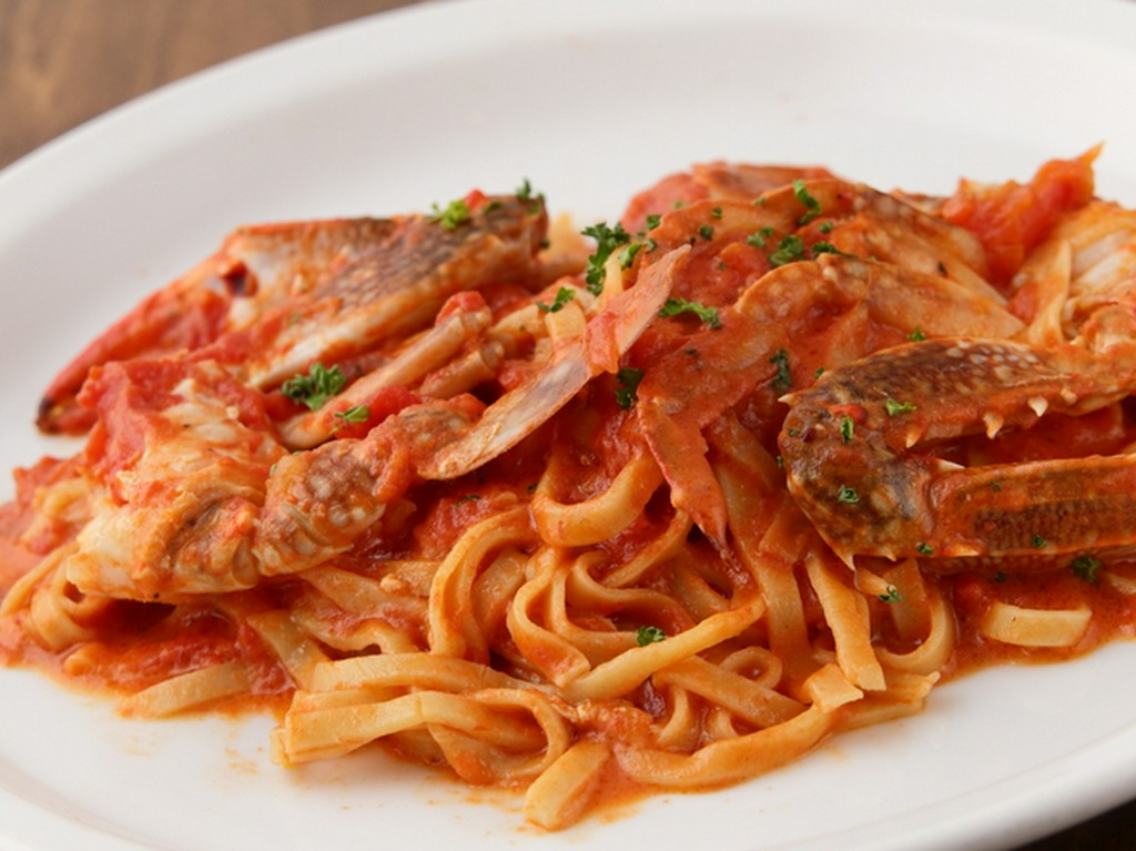 素材をぜいたくに使った『渡り蟹のクリーミートマトソース』