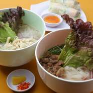 こだわりぬいたフォーは、身も心も温まるとっても優しい味となっています。【牛すじ】と【鶏肉】から選べるので、気分によって「今日はどっちにしようかな？」と楽しみを演出します。