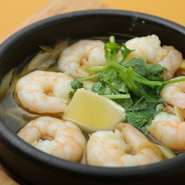 フォーの麺はもちろん、ナンプラー（魚醤）などの調味料や香辛料、レモングラスやコブミカンの葉といったハーブ類やアジア野菜も現地から取り寄せているので、本場ならではの香りや味わいを楽しめます。