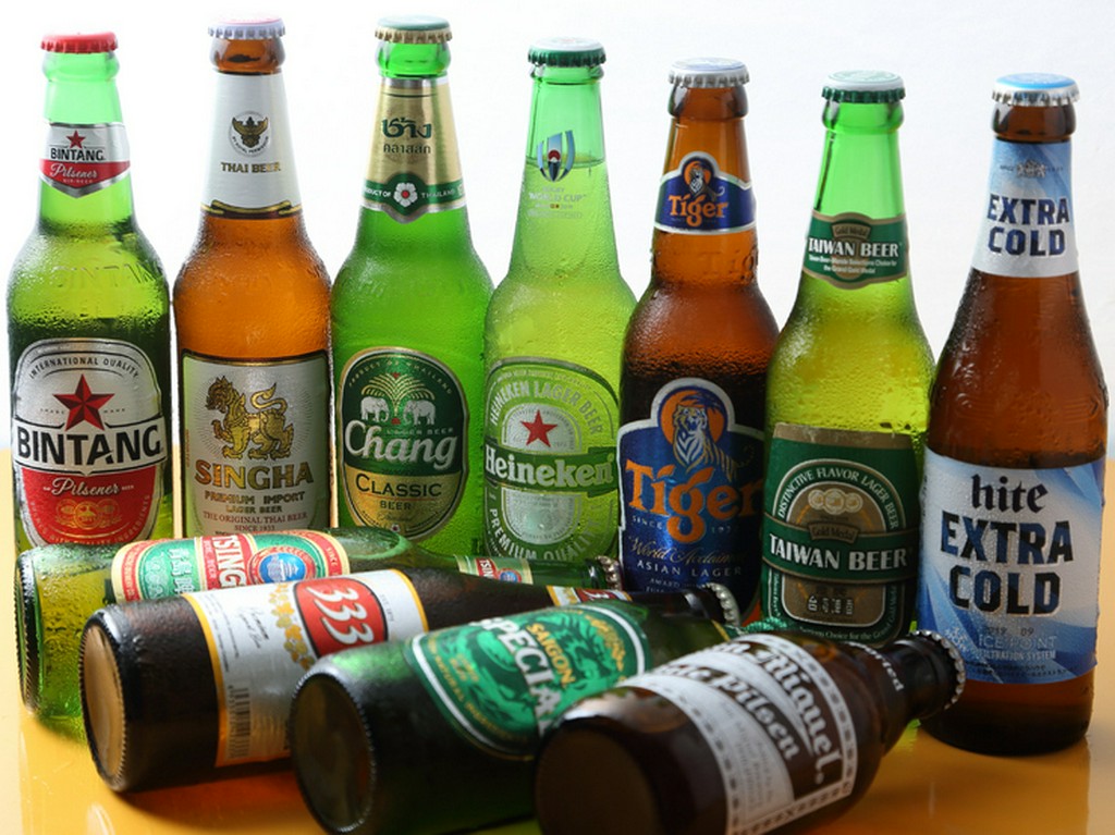 アジア各国のビールは充実の品揃え。味比べも楽しめる