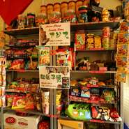 オーナーが自らが現地へ行き、さまざまな国のお菓子や、おもちゃ、カップ麺を調達してお店にならべています。
物珍しいものもチラホラあり、お子様にも大変喜ばれます！