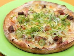 旨味の濃厚な国産牛の牛スジを煮込み、フォーやピザに使用