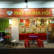 アジアの屋台のような店にしたかったというオーナー。ベトナム料理を中心に生春巻きやピザなど、メニューのジャンルは幅広く、しかもどれもリーズナブル。気軽にお酒と楽しめば、現地の屋台を訪れたような気分に！