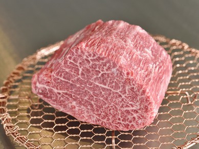 時間をかけ旨みを凝縮し、豊かな香りを肉全体に纏わせる『厳選A5国産黒毛和牛　燻香焼き』