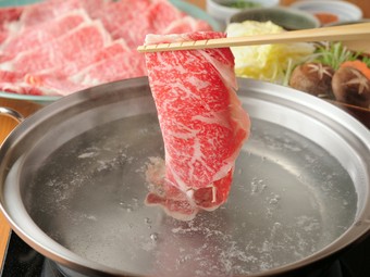 和牛の見事な霜降り肉を存分にお楽しみ下さい。お好みで黒毛和牛もも肉、山形豚もお召し上がり頂けます。