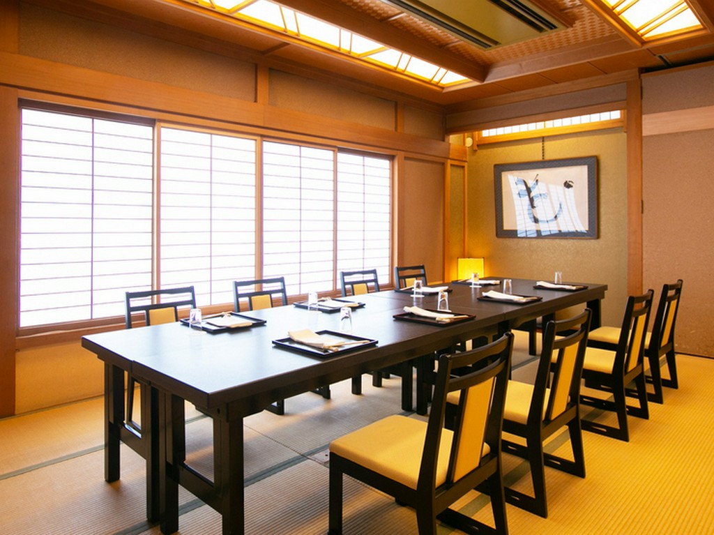 お席は完全個室と大広間が中心。接待や会食に格好の舞台に