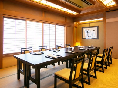 お席は完全個室と大広間が中心。接待や会食に格好の舞台に