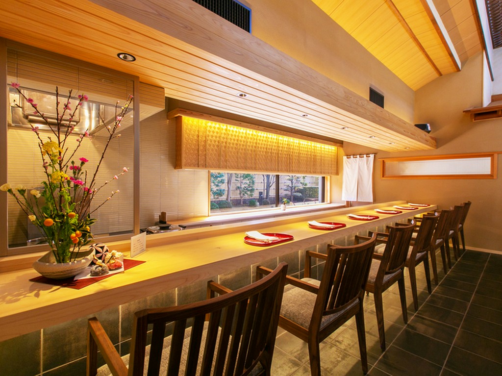 和食を楽しむデート、ご夫妻でのお食事に最適なカウンターも設え