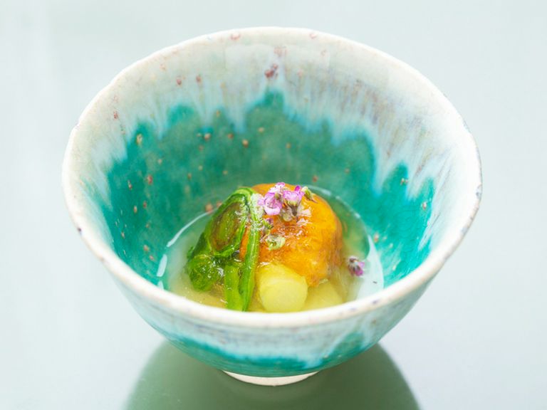 季節の料理に合う日本酒が充実し、和食に合うワインも選りすぐり