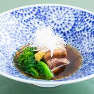 お馴染みの一皿を日本料理の技で、品が薫る豚肉料理に昇華。柔らかく脂のバランスが絶品の茨城産上質豚肉を使い、丁寧な仕込みと調理で2日かけて完成。すっきりきれいな煮汁なので、汁も一緒にお楽しみを。