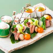 月替わりの会席料理のなかでも、ひと際あでやかな皿。季節の山海の幸が集い、洋の食材を巧みに合わせて、お酒に合う一品に仕立てるなど、細部に宿る遊び心も持ち味。見て美しく、味わって楽しい逸品揃いです。