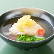 より多彩な楽しみをお届けする為、会席のコースごとに食材が異なる『御椀』を用意。写真はたっぷりのカニが入った真丈と菜の花で紡いだ、春先の一例。利尻昆布と鰹節でひく一番出汁の香りと旨みに心が和みます。
