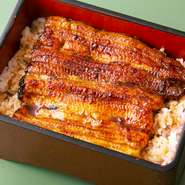 【真砂家】創業時からのタレを継ぎ足しで守り、地元の皆様に「変わらぬ味」と愛されている一品。蒸してから焼く江戸前の流儀で仕上げた鰻は、ふっくら香ばしく、とろける美味しさ。ツヤツヤのご飯との相性も抜群。
