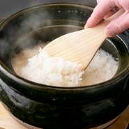 ご飯の美味しさにも徹底してこだわり。山形産「つや姫」をお釜で炊き上げ、会席の〆にご提供。炊き立てのツヤと甘み、米本来の味わいが格別です。京都直送の京野菜、京の業者から仕入れる鮎やすっぽんも自慢です。