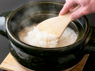 ツヤ・甘み・味わいに優れるお米を釜炊きの『銀シャリ』でご提供
