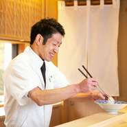 一見、「敷居が高い」と思われがちな一軒家の店ですが、暖簾をくぐって敷地に入ると、ほっと心和む雰囲気。お客様一人一人が憩える接客に努め、料理ともてなしを通して、笑顔になっていただくのが何よりの喜びです。
