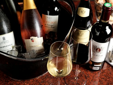 ソムリエがセレクトした多様な美酒。料理とのマリアージュを満喫