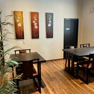 おいしい和食を愉しみつつ、仲間同士時間を忘れてお喋りに没頭できそうです。テーブル同士の間隔が広いので、ゆったりと過ごせます。