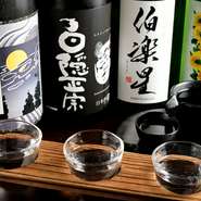 【絢ね】は季節ごとの料理に合わせる日本酒にもこだわっています。専門店がセレクトした銘柄より3種銘柄を選んで飲み比べできる『日本酒　3種飲み比べ』がおすすめです。