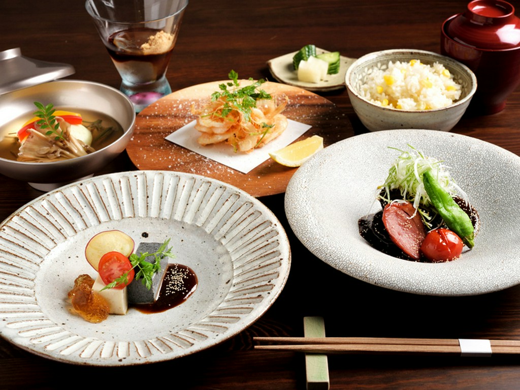 熟練職人がつくる本格的な和のコース料理がランチタイム価格で味わえます。