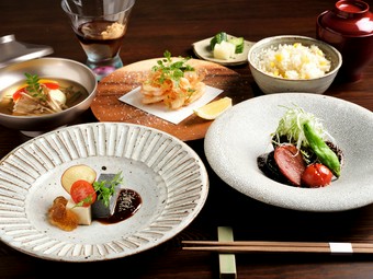 熟練職人がつくる本格的な和のコース料理がランチタイム価格で味わえます。