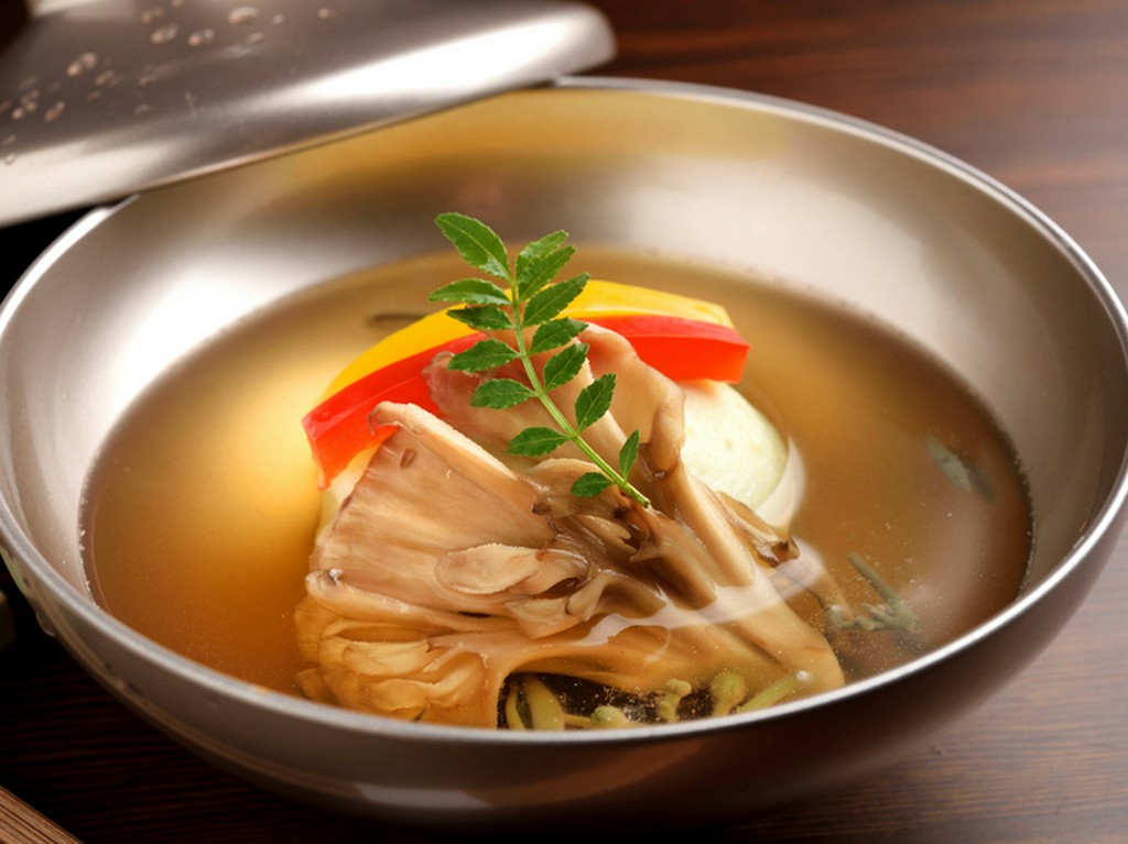 澄んだ琥珀色が上品で味わい深い、こだわりの「出汁」