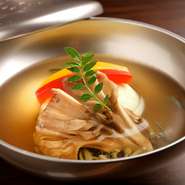 田中料理長が特にこだわるのは毎日丁寧にとる基本の「出汁」。コース料理のなかの「椀物」ではその真髄を堪能できます。季節ごとの素材に合わせて出汁の濃さやバランスを変えて仕上げる、極上の逸品です。