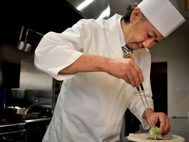 ゲストを楽しませる、味・彩り・食感の変化に富んだコース料理