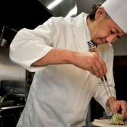 ゲストを楽しませる、味・彩り・食感の変化に富んだコース料理