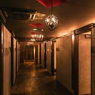 11/11にrenewalOpenを迎え　VIPルーム2部屋以外も
全室完全個室でご用意。窓際からの展望は紫川と小倉城を望む最高のロケーションでご用意しております。
クリスマス期間は煌びやかなイルミネーションも楽しめます