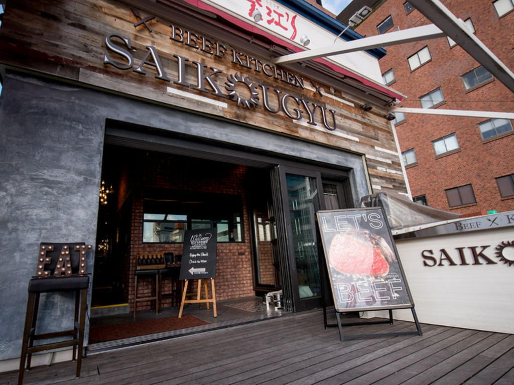 リバーサイドのテラス席で食事を満喫