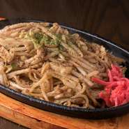 富士宮やきそばの麺は強いコシが特徴ですが、九州の人の好みに合わせて、コシが強すぎない麺が選ばれています。本場に比べて、少し甘めの味付けも人気の秘密。仕上げにかけるだし粉が旨みをプラス。
