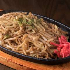 製麺所【さのめん】から仕入れられた幻の麺でつくる『富士宮やきそば』
