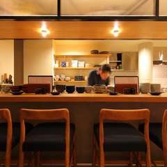 座り心地のいい椅子でくつろげる、ほどよい和モダン空間