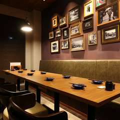8名～14名で利用できる個室は、抑えた色調で大人の雰囲気
