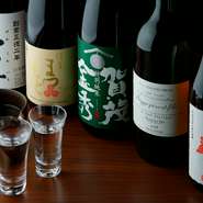 日本酒は、料理と調和する「香り」も考慮しながら店主がセレクトした、特徴ある品揃えです。日本全国の蔵元で若い杜氏たちが造った、まだあまり知られていない新しい銘柄も紹介しています。