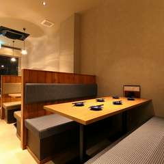 気軽な宴会に利用しやすい、独立した6名用ボックス席