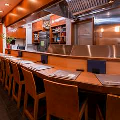 料理人の姿を眺めながら、ゆったりと落ち着いたひと時を愉しむ