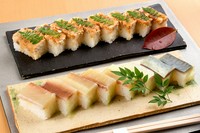 これが名物。季節ごとに全国から仕入れる身厚なサバ・サワラを味わう『押し寿司』